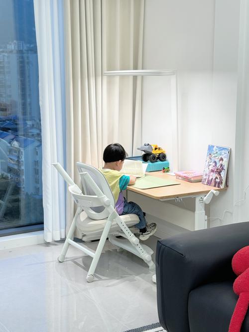 小学生家庭书桌专注力训练场景图