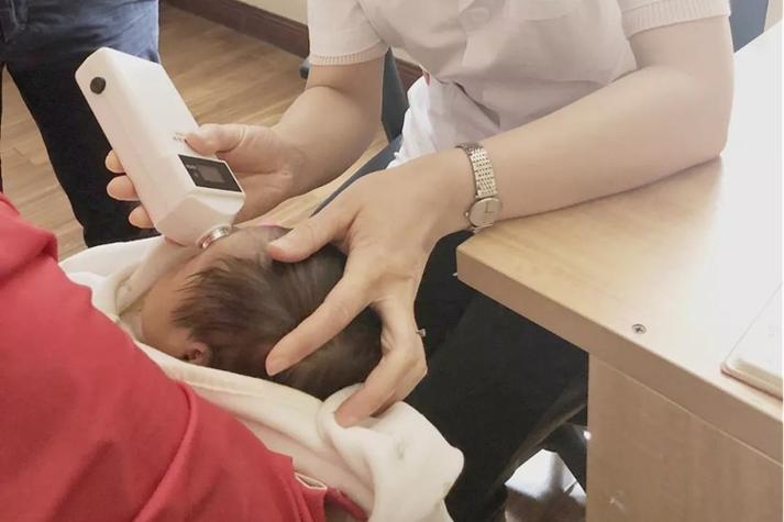 足月新生儿经皮胆红素测量操作图