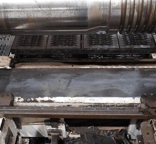 塑料注塑模具加工车间铣床导轨油痕