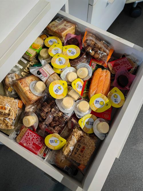 办公室抽屉分装整理好的代餐食品