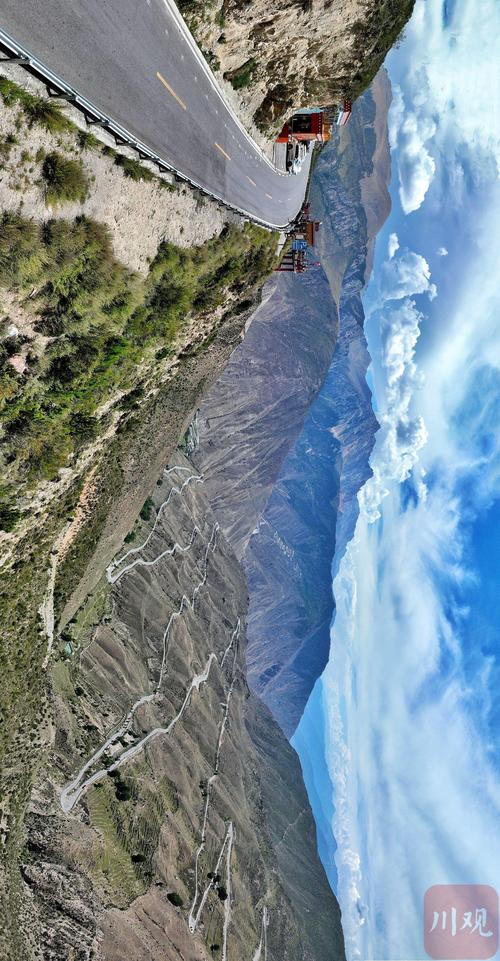 怒江七十二拐航拍蜿蜒山路全景