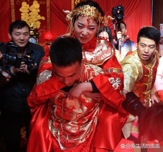 新娘归宁回门见到母亲拥抱场景