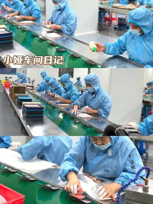 制造业车间工人休息时写感恩日记实拍