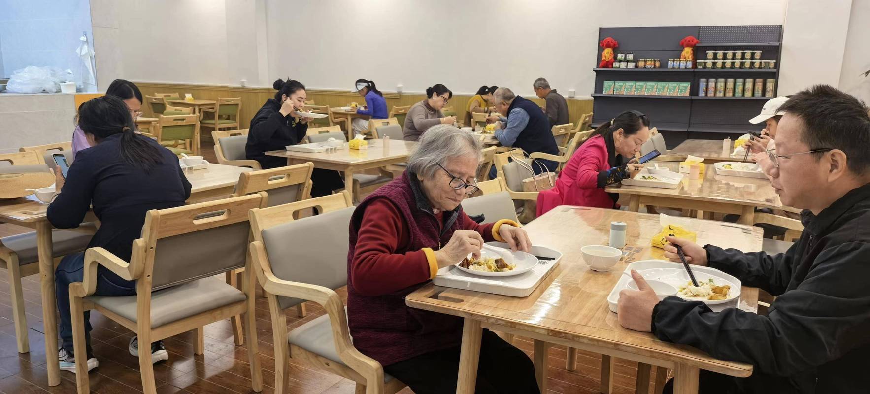 社区银发老人结伴吃早餐场景