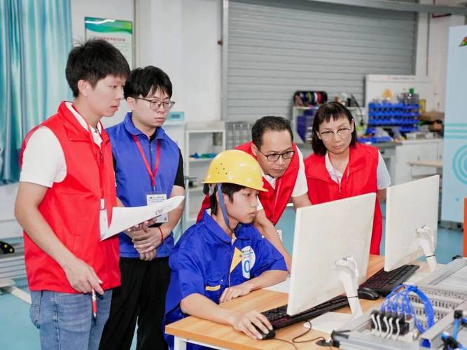 中小企业技术骨干指导应届生现场