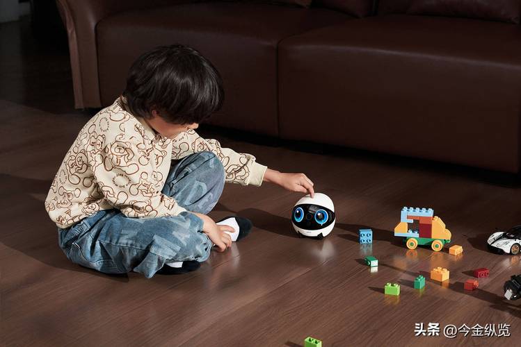 家长陪伴孩子在家进行机器人搭建