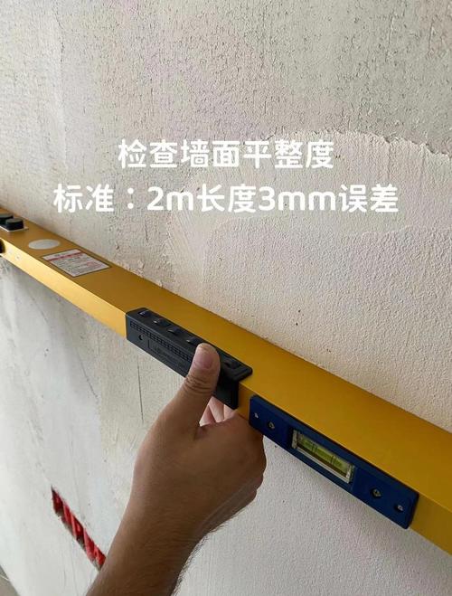 装修监理用靠尺验收墙面平整度现场