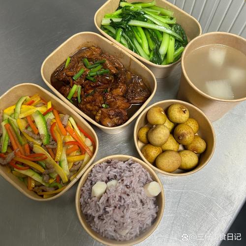 办公室工位上拼好的简易午餐