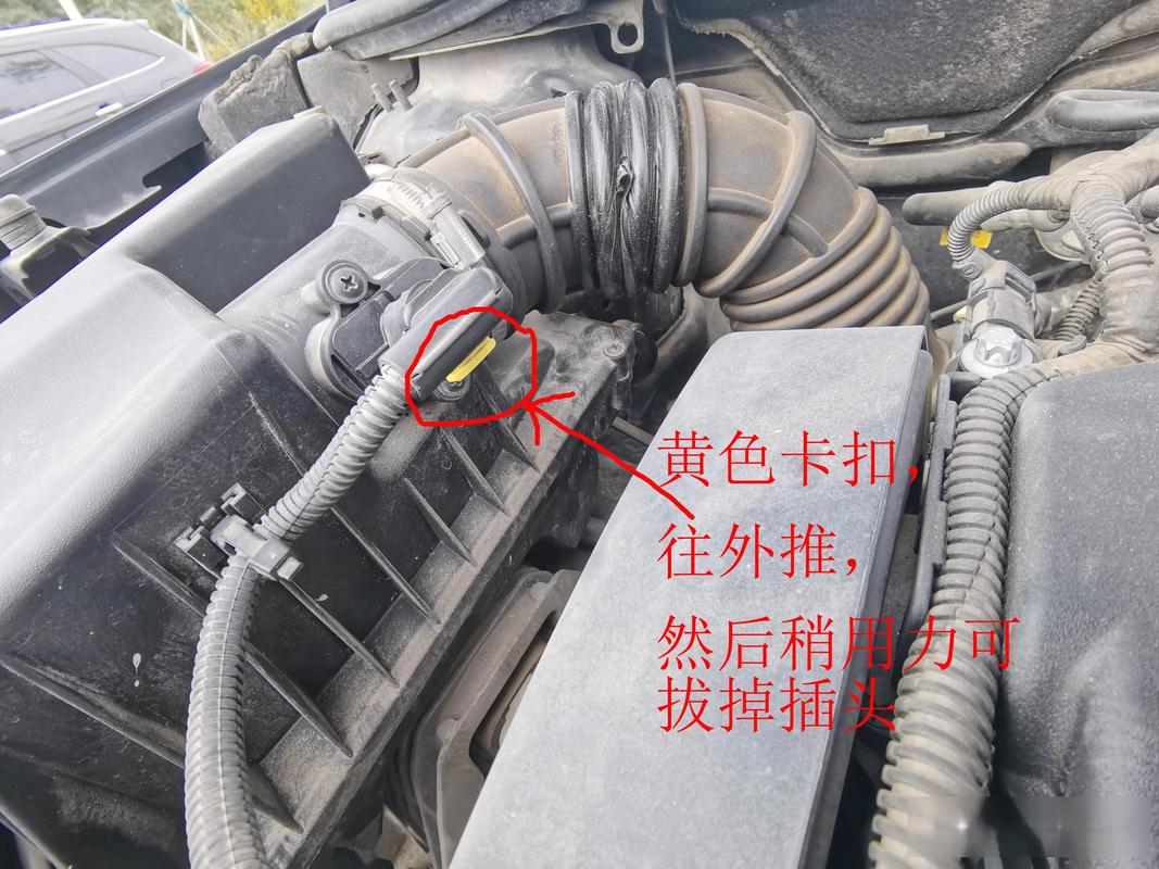 车主手动拔汽车空气流量计插头操作图