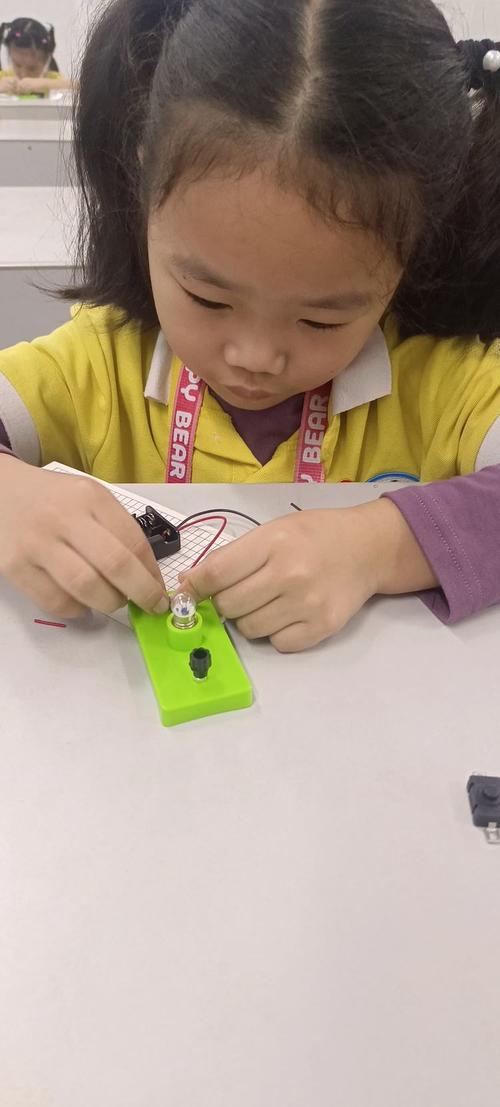 小学生用电池导线尝试点亮小灯泡
