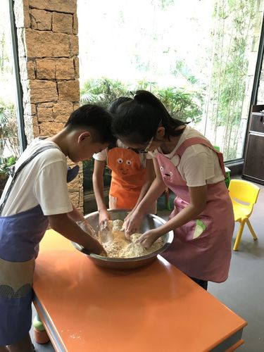 亲子家庭餐桌上孩子揉面团观察日记场景