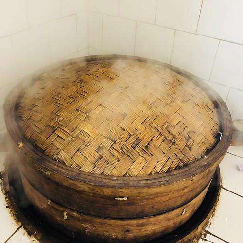 宁津长官镇早市柏木蒸笼摞在煤炉上冒白汽