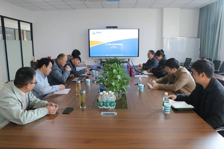 工业制造企业技术团队项目复盘会议现场
