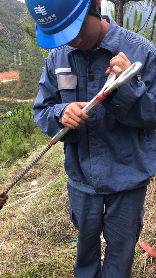 工厂设备运维工人手持手机录语音日记