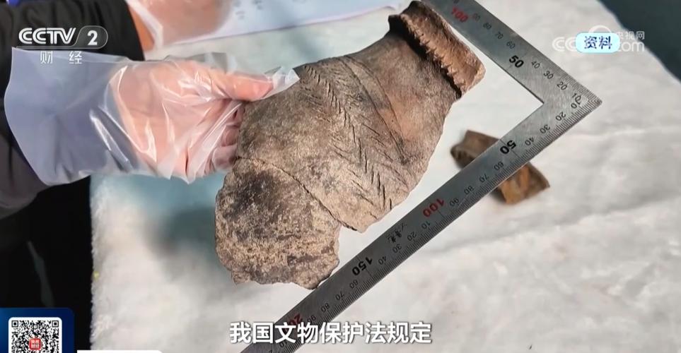 文物执法人员现场普法讲解文物损毁案例