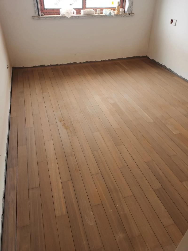 旧实木地板刷清漆翻新完工实景图