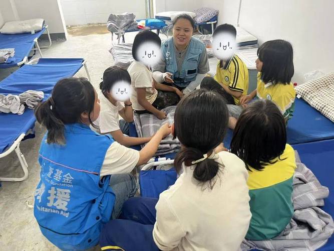 灾后儿童心理干预志愿者游戏互动现场