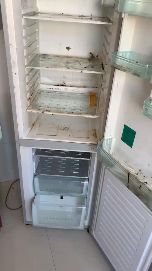 冰箱侧边粘了糖渍的旧翻页日历