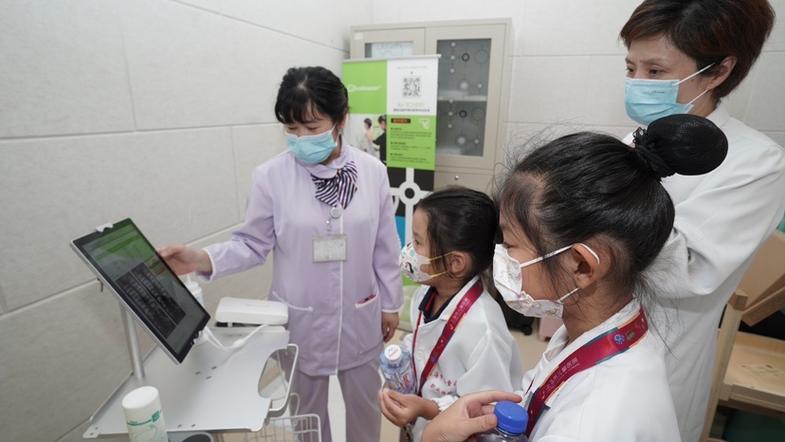 儿童内分泌门诊医生给女孩做发育检查的实拍场景图