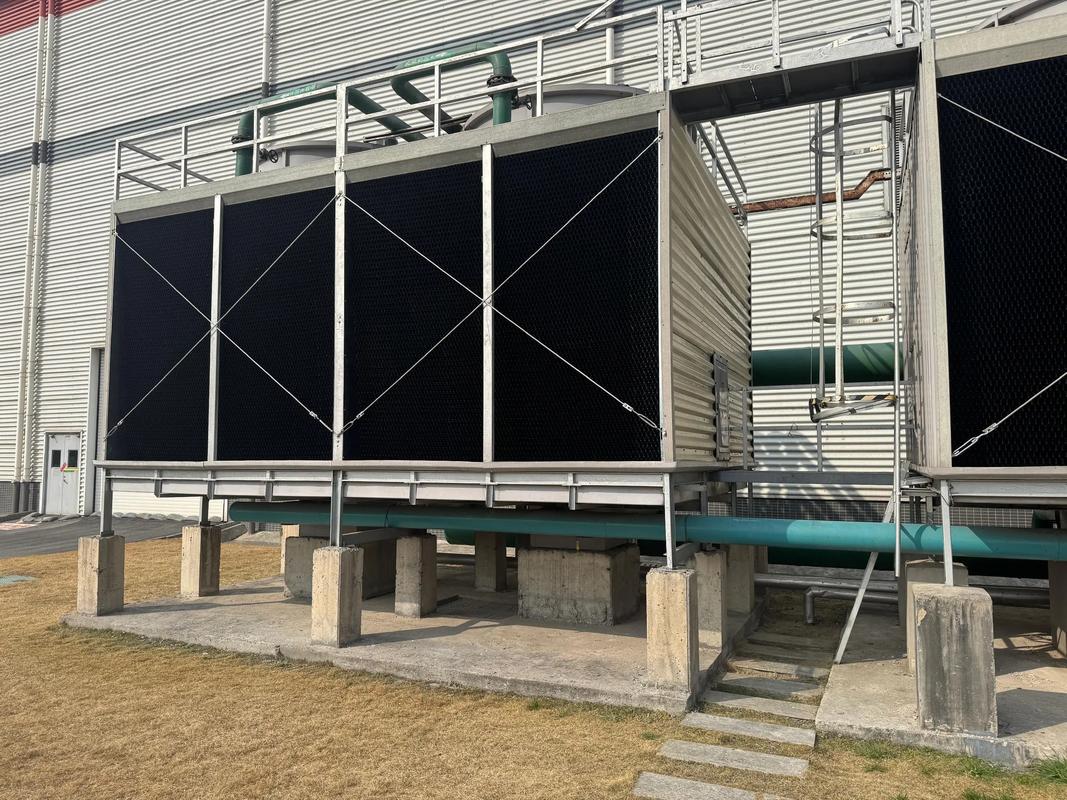 工业厂区新建开式冷却塔安装现场