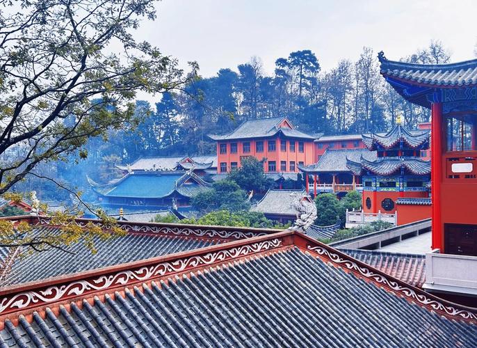 贵阳黔灵山弘福寺烟雾缭绕