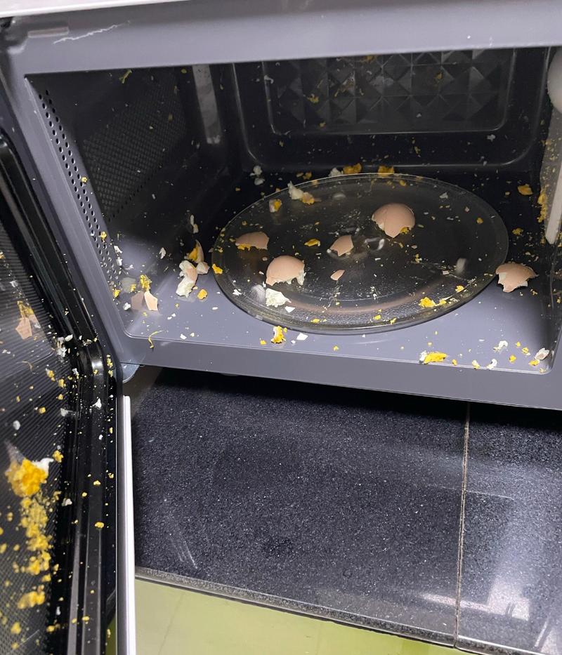 微波炉加热带壳鸡蛋爆炸清理现场图