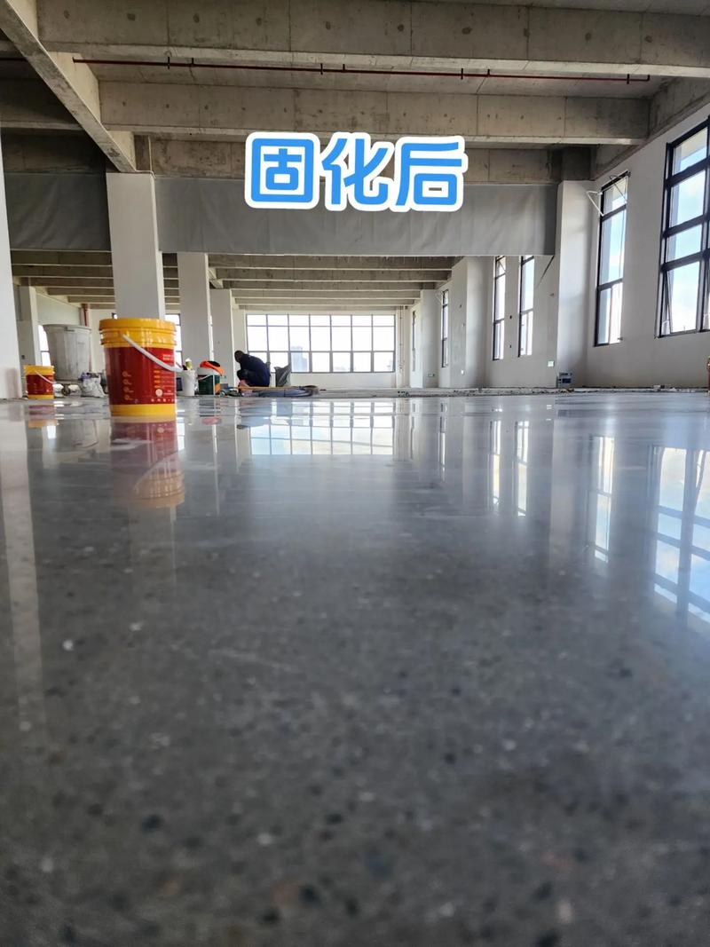 仓库车间固化剂地坪施工前后对比图