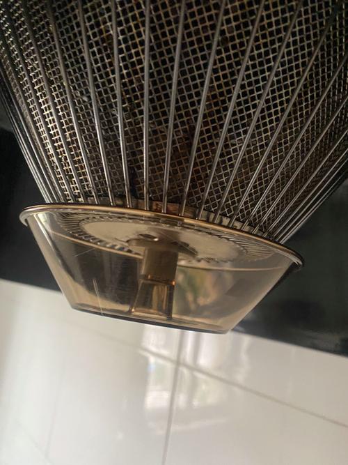 垫了厨房湿巾的抽油烟机金属接油盒