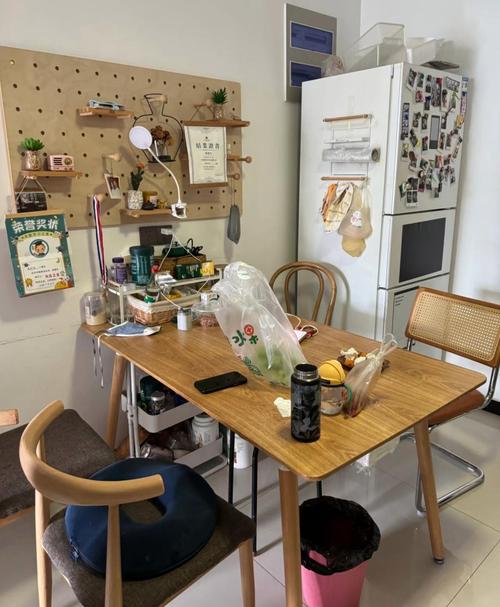 堆满零碎物品的温馨家庭餐桌一角