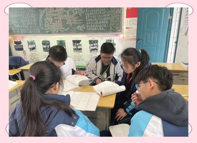 小学五年级语文课堂探究式学习小组讨论场景