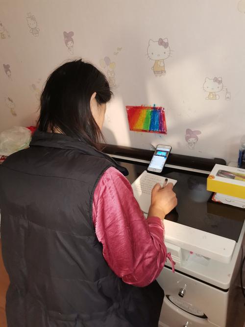 教师培训现场 老师在刷手机