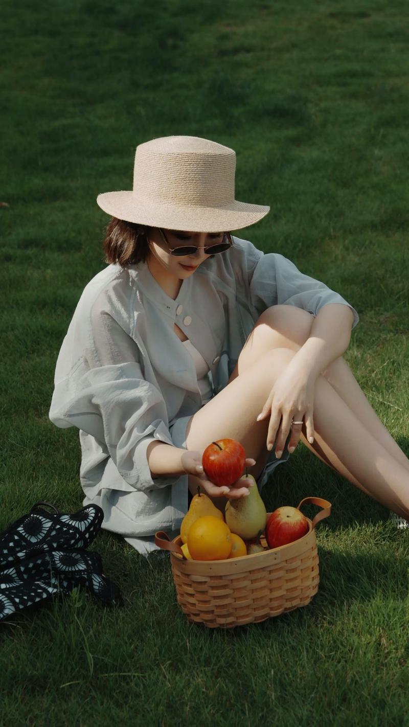 女性夏季防晒衣穿搭海边草帽墨镜