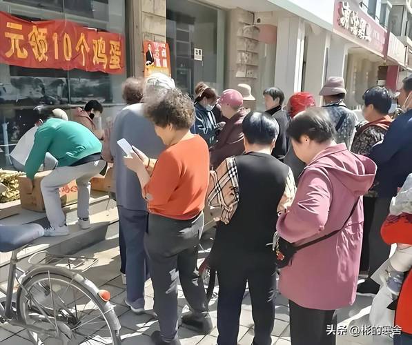 养生店免费领鸡蛋忽悠老年人现场