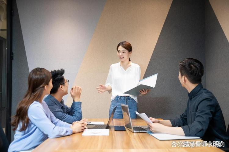 职场人主动汇报工作进度的瞬间