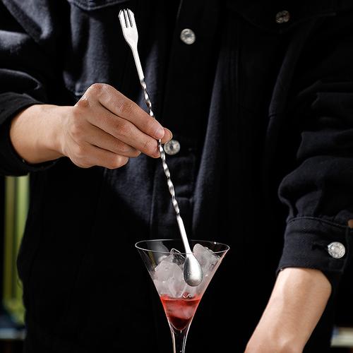 调酒搅拌法吧勺旋转操作细节图