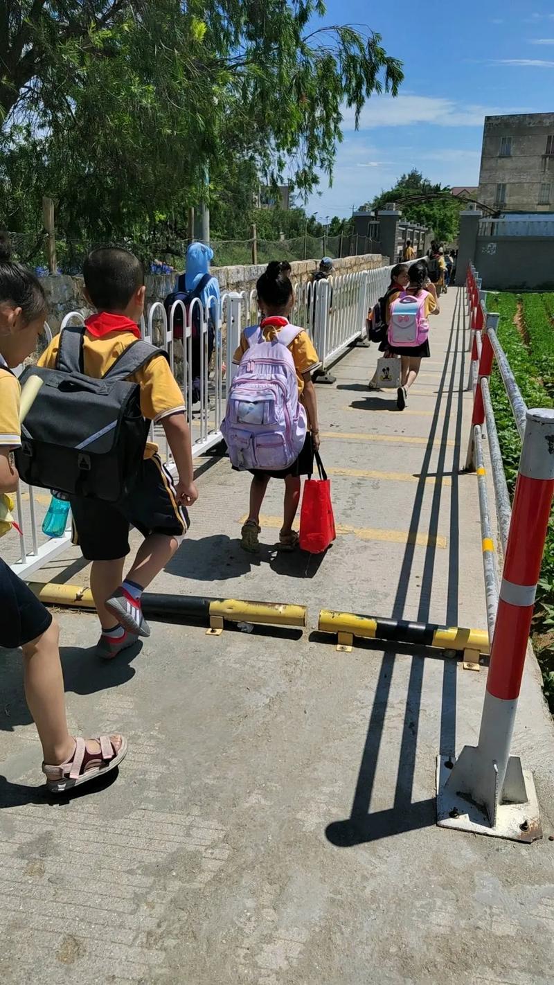 工业区通往小学的专用便道孩童行走场景