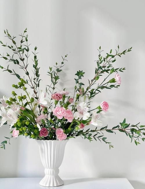 复古色调康乃馨婚礼桌花搭配芦苇和尤加利