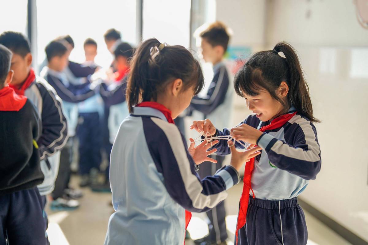 小学课间走廊学生扎堆聊天场景