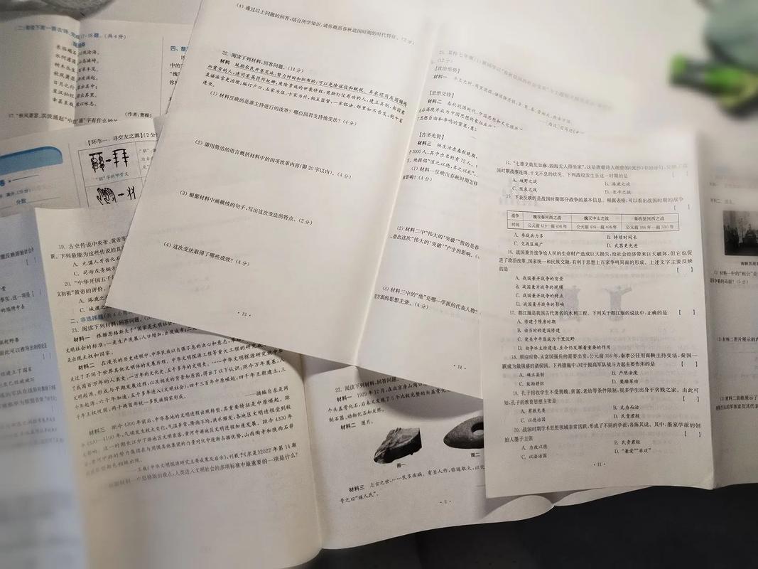 桌上摊开的历年试卷，用红笔圈出高频考点