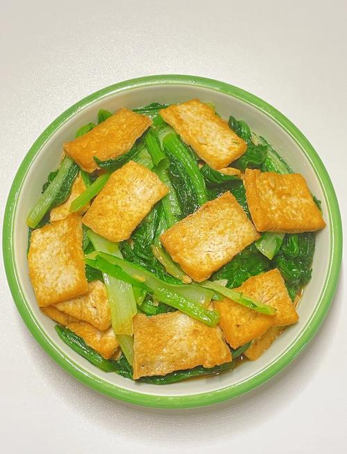 焯水后深色绿叶菜豆腐素食餐