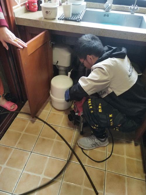 厨房下水道油污堵塞疏通维修现场