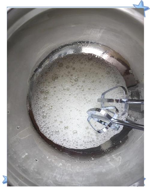 干净无油无水的打蛋盆中蛋白打发过程