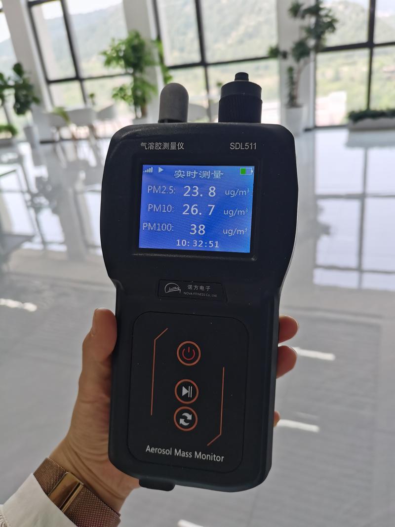 工人衣领上佩戴小型粉尘监测仪在工厂巡检