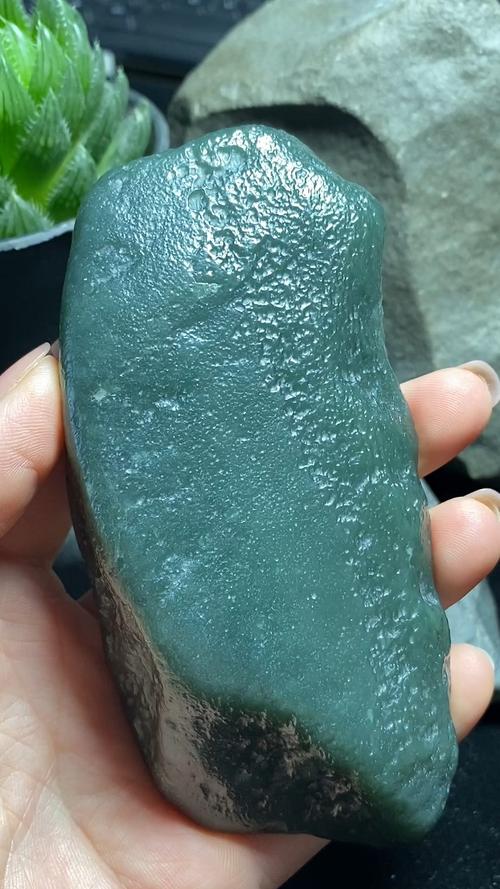戈壁滩风蚀青玉原石自然光下油润质感