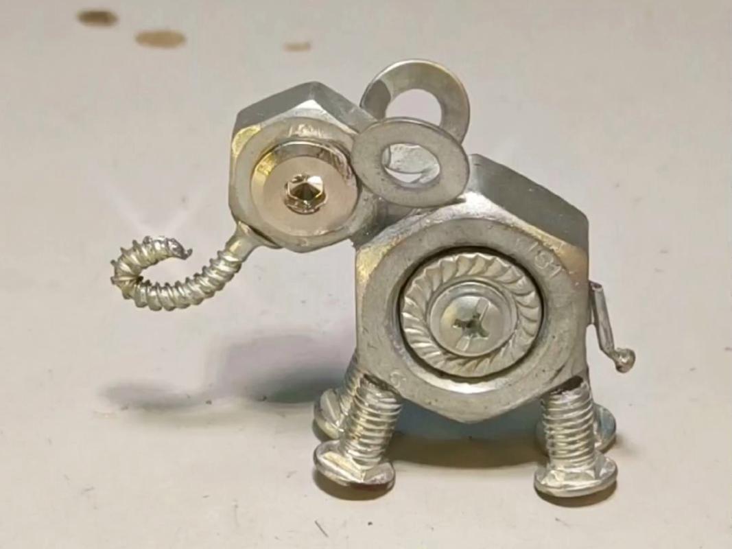 亲子用工业齿轮和螺栓制作动物造型摆件