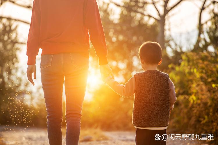 妈妈和两岁宝宝挥手告别居家场景图