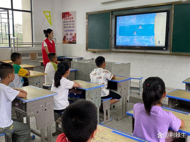 小学电脑派位摇号现场家长焦急等待