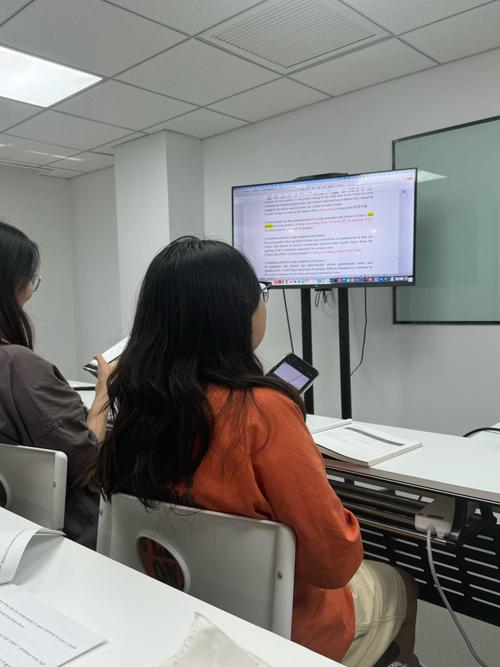 雅思口语考试现场真人考官交流图