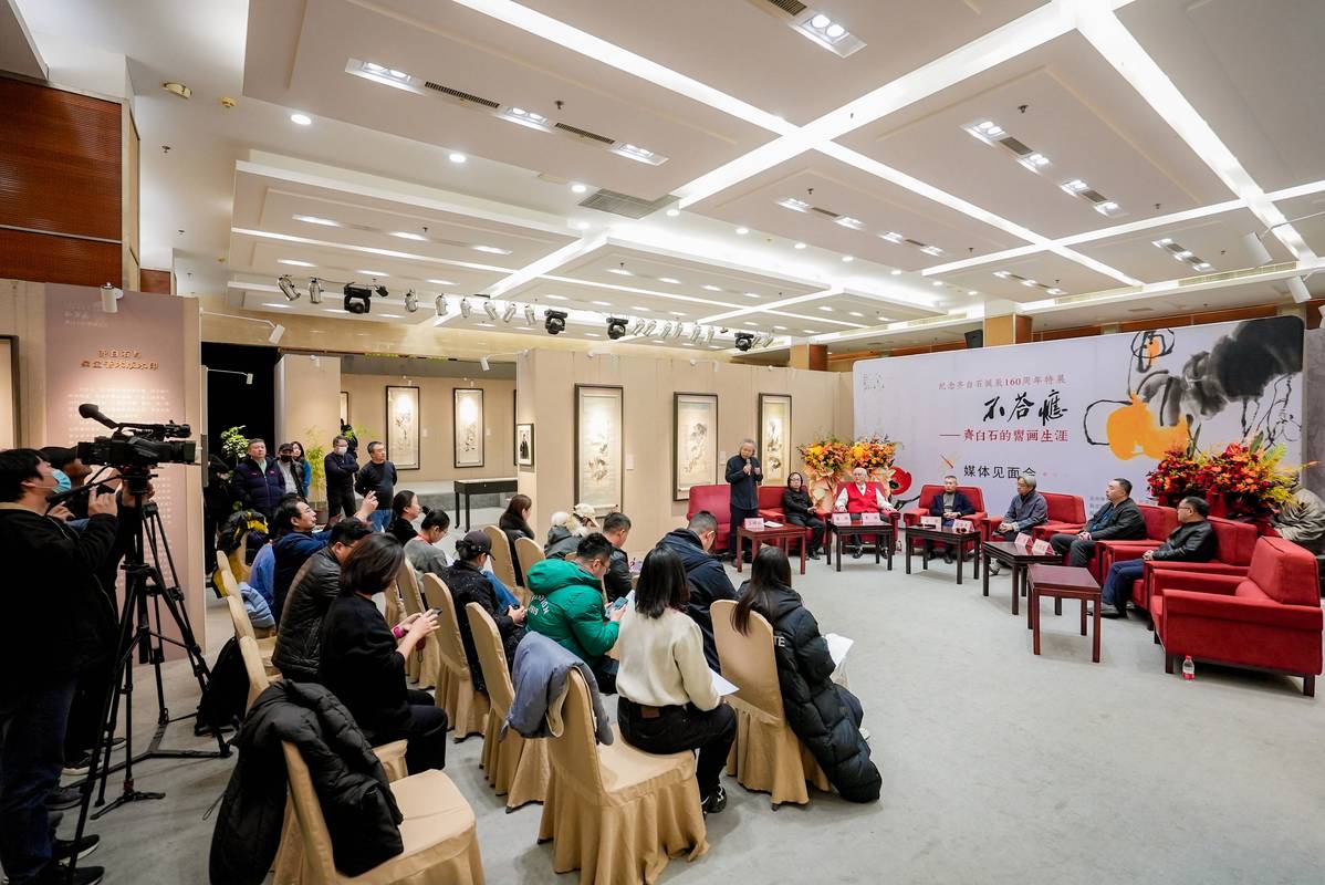 古董字画拍卖会现场举牌照片