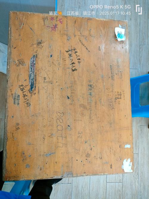 中学课桌背面被刻满脏话的桌面特写